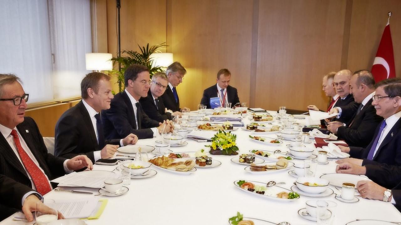 Kommissionsordförande Jean-Claude Juncker, rådsordförande Donald Tusk, Nederländernas premiärminister Mark Rutte vid fredagens frukostmöte med Turkiets premiärminister Ahmet Davutoğlu.