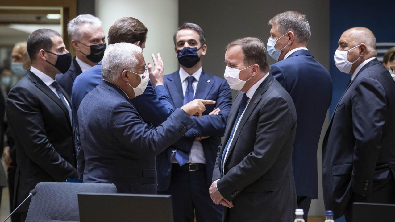 Sveriges statsminister Stefan Löfven i samtal med sin motsvarighet från Portugal, António Costa, som står värd för helgens toppmöte. Arkivbild.