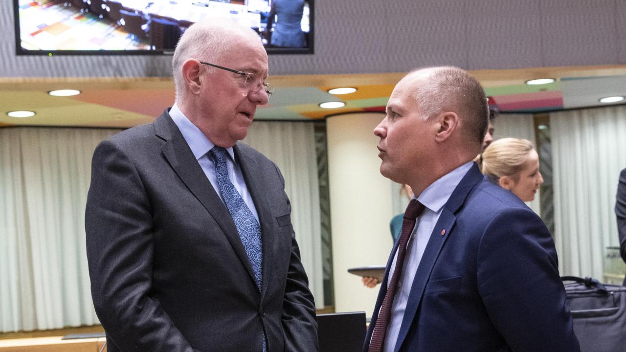 Till höger Sveriges justitie- och migrationsminister Morgan Johansson (S) i samtal med sin irländske kollega Charles Flanagan på onsdagens möte i Bryssel