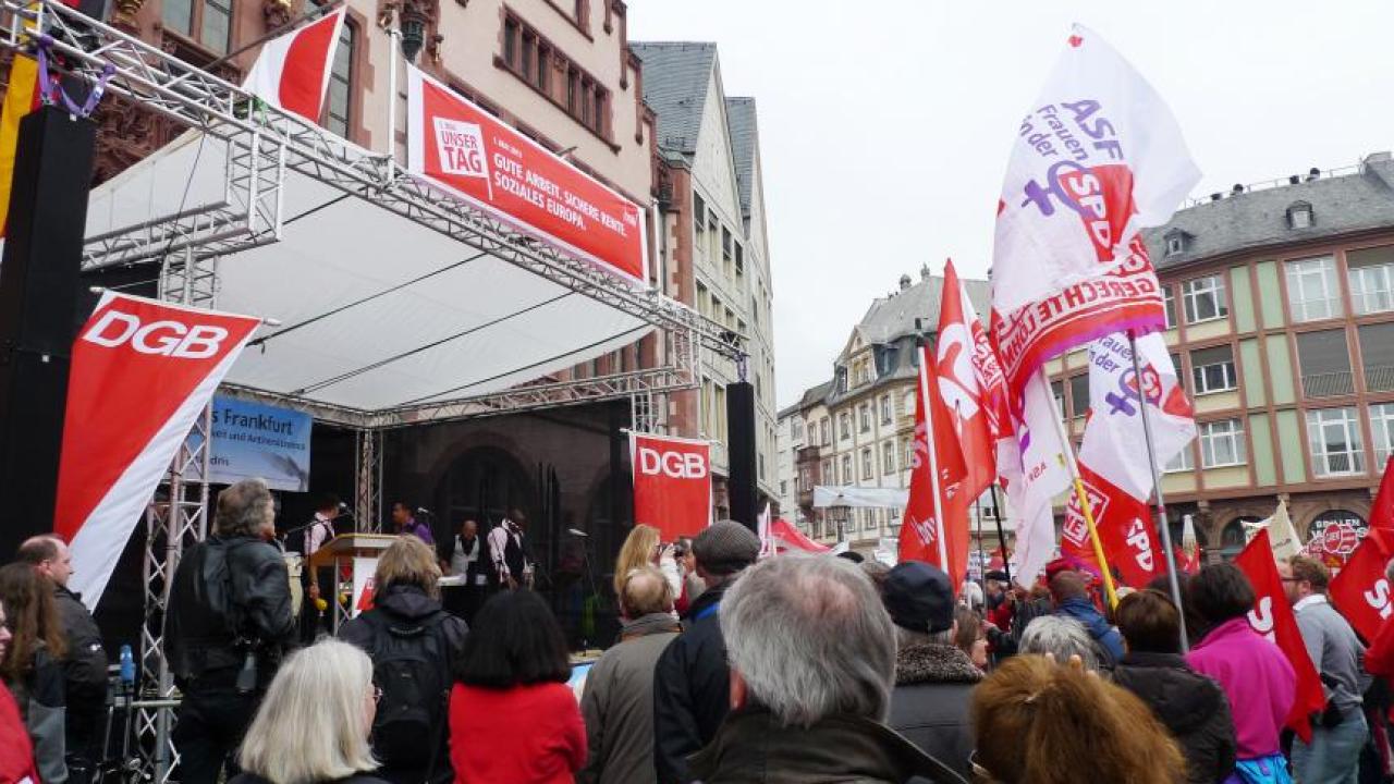 Medlemmar i den tyska fackliga paraplyorganisationen DGB demonstrerar. Arkivbild.