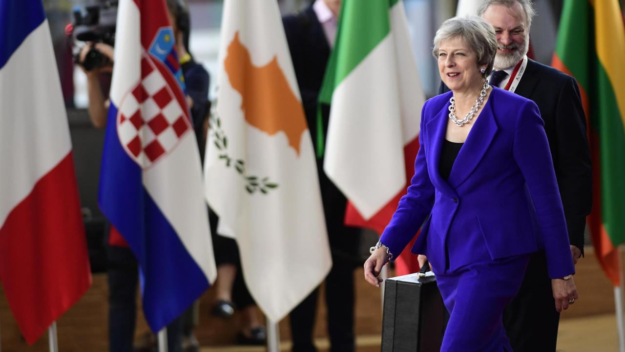 Storbritanniens premiärminister Theresa May på väg in till onsdagens EU-toppmöte.