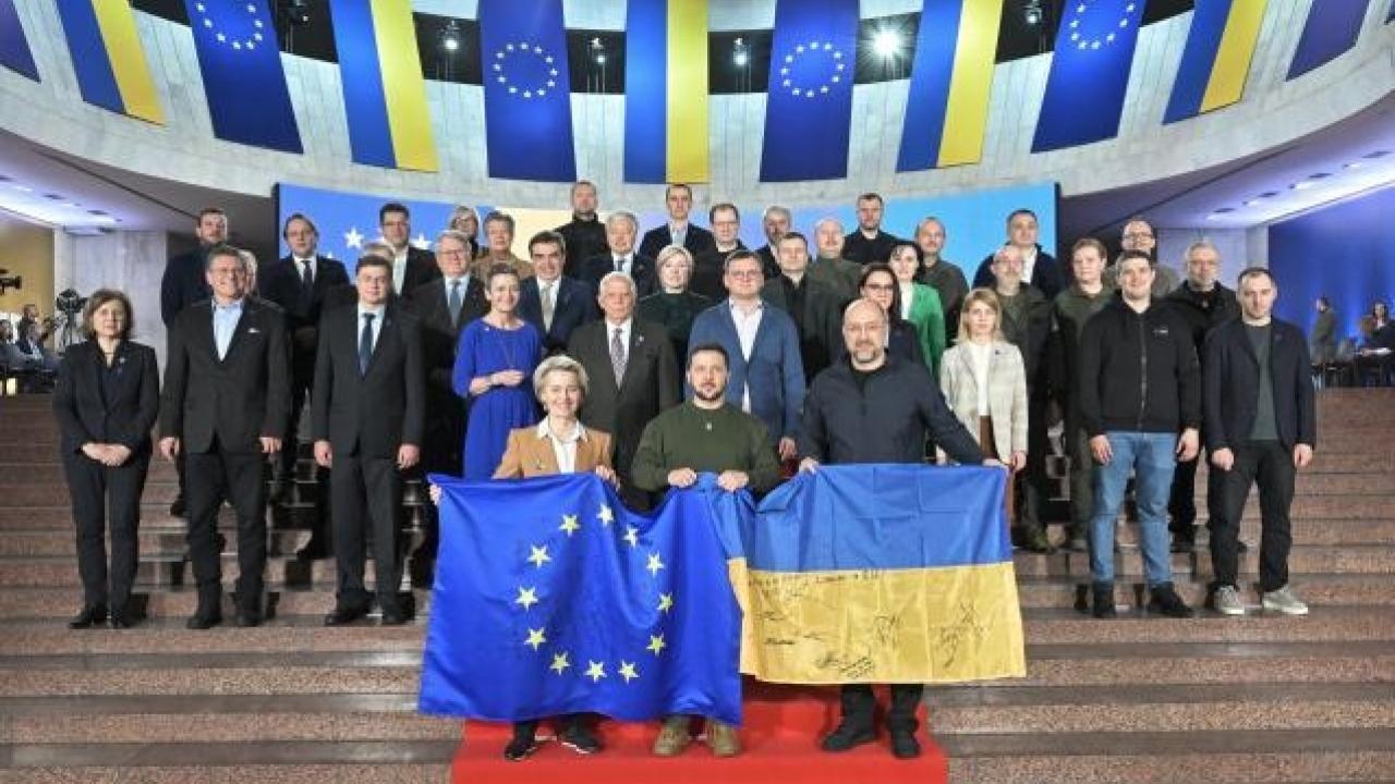 Toppmöte mellan EU och Ukraina i Kiev. Från vänster: EU-kommissionens ordförande Ursula von der Leyen, president Volodymyr Zelensky och premiärminister Denys Shmyhal.