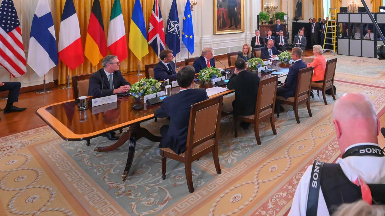 Europeisk-amerikansk toppmöte i Vita huset, 18 augusti 2025. Vid bordets bortre del från vänster: Storbritanniens Keir Starmer, Frankrikes Emmanuel Macron, USA:s Donald Trump, Italiens Giorgia Meloni, Tysklands Friedrich Merz. Med ryggen i bild från vänster: Natos Mark Rutte, Ukrainas Zelenskyj, Finlands Stubb och EU-kommissionens von der Leyen. Europeisk-amerikansk toppmöte i Vita huset, 18 augusti 2025. Vid bordets bortre del från vänster: Storbritanniens Keir Starmer, Frankrikes Emmanuel Macron, USA:s Donald Trump, Italiens Giorgia Meloni, Tysklands Friedrich Merz. Med ryggen i bild från vänster: Natos Mark Rutte, Ukrainas Zelenskyj, Finlands Stubb och EU-kommissionens von der Leyen.