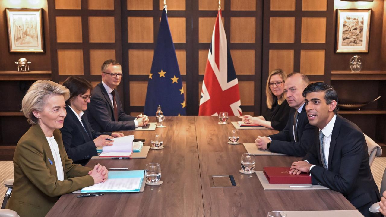 EU-kommissionens ordförande Ursula von der Leyen och Storbritanniens premiärminister Rishi Sunak vid förhandlingsbordet. 