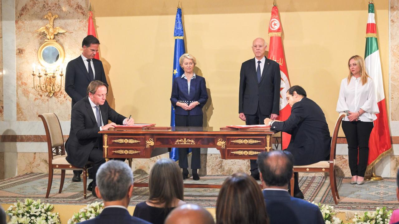 EU-kommissionen och Tunisien tecknade samförståndsavtalet i mitten av juli. I bakgrunden Nederländernas premiärminister Mark Rutte, EU-kommissionens ordförande Ursula von der Leyen, Tunisiens ledare Kaïs Saïed och Italiens premiärminister Giorgia Meloni.
