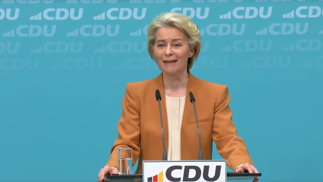 EU-kommissionens ordförande Ursula von der Leyen under en presskonferens med CDU:s ledare Friedrich Merz på måndagen.