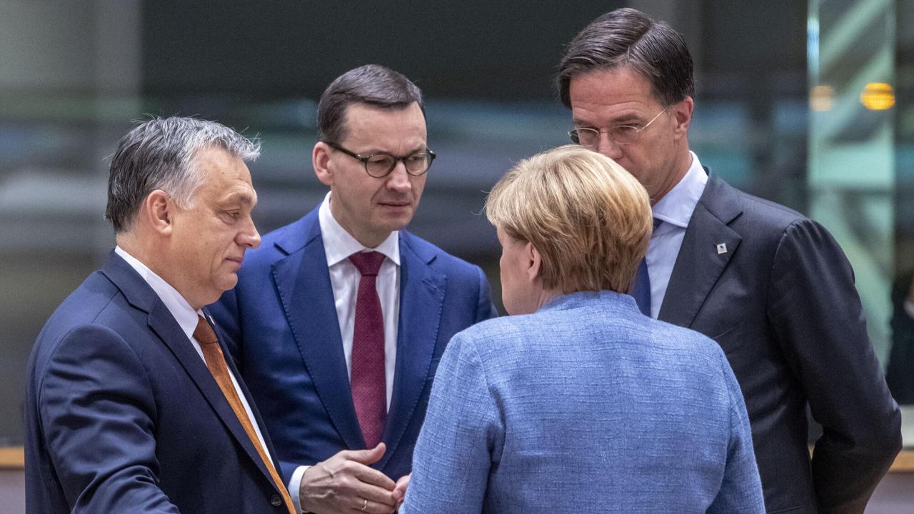 Ungerns och Polens premiärministrar Viktor Orbán och Mateusz Morawiecki i samtal med den tyska förbundskanslern Angela Merkel och Nederländernas premiärminister Mark Rutte. Arkivbild.