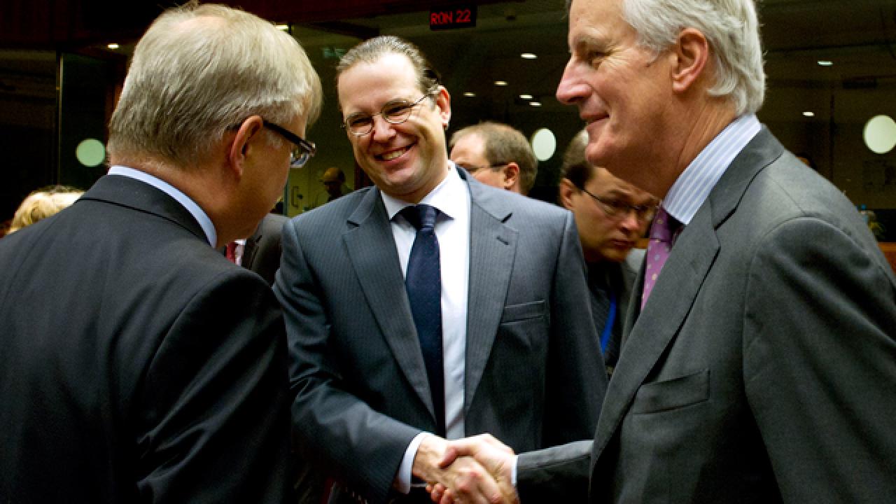 Finansminister Anders Borg (M) skakar hand med EU-kommissionär Michel Barnier vid dagens finansministermöte i Bryssel.