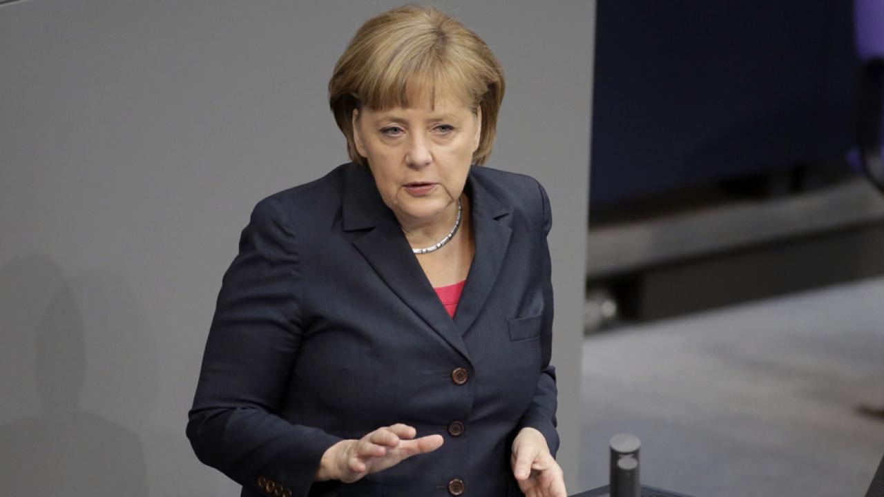 Angela Merkel talar i den tyska förbundsdagen.