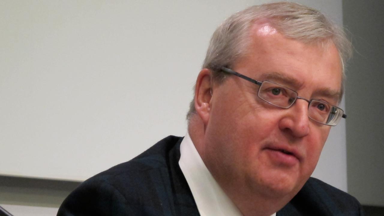 Erik Åsbrink (S), finansminister 1996 - 1999, diskuterar eurokrisen. 