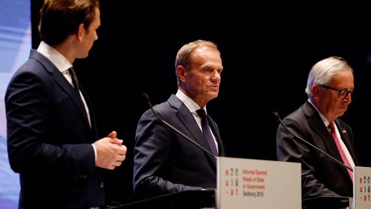I mitten Europeiska rådets ordförande Donald Tusk.