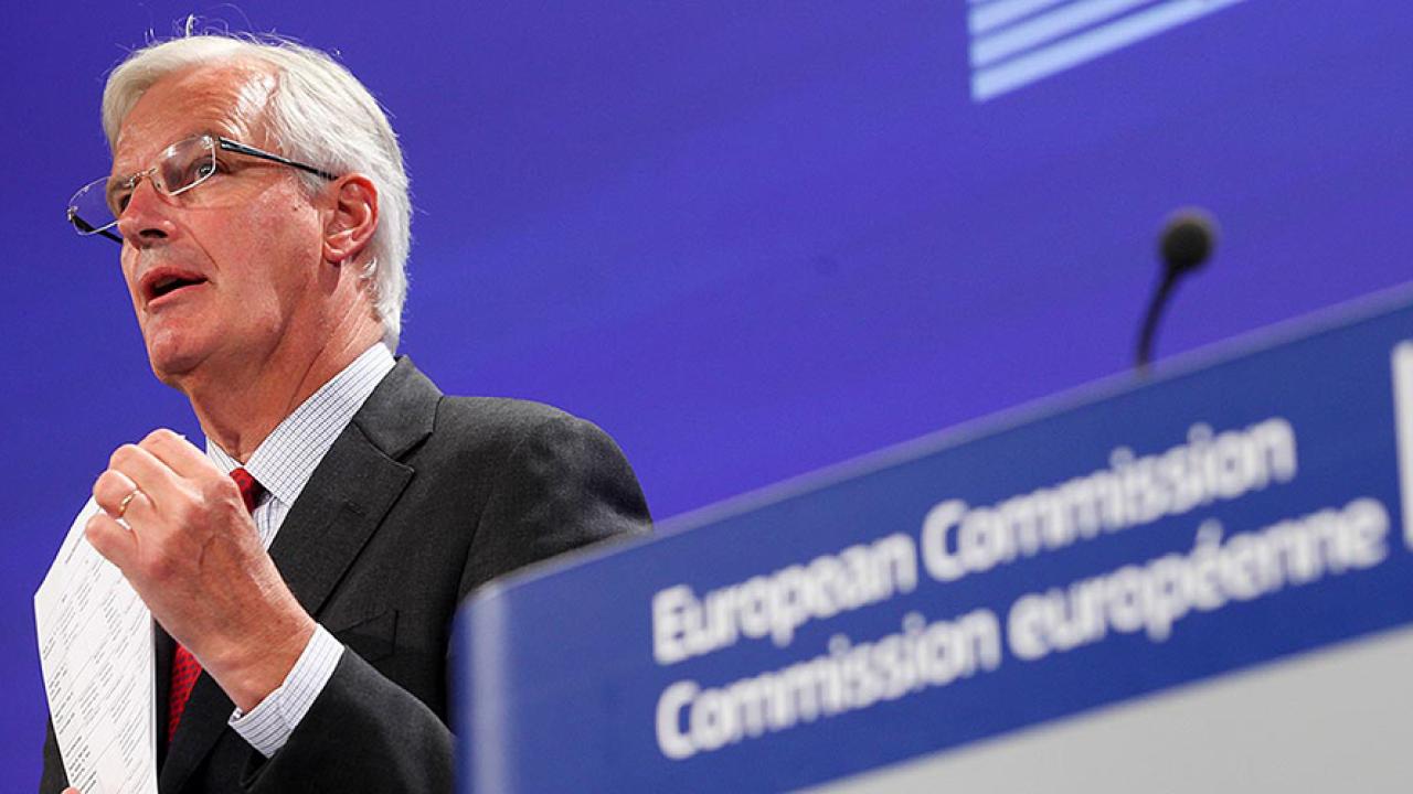 EU:s finansmarknadskommissionär Michel Barnier visar upp ett dokument med de åtgärder som kommissionen ska presentera för att reglera finansmarknaden.
