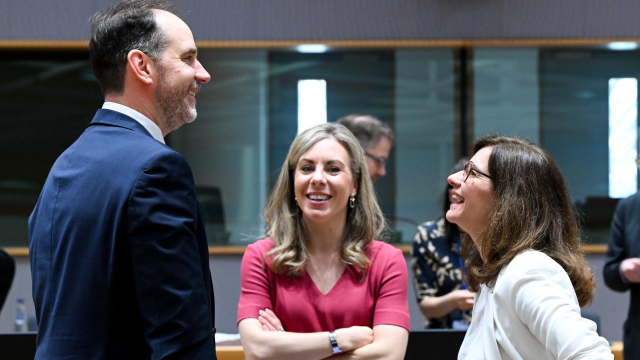 EU-minister Jessica Rosencrantz (M) i samspråk med kollegor från Polen (Ignacy Niemczycki) och Portugal (Inês Domingos) under tisdagens möte.
