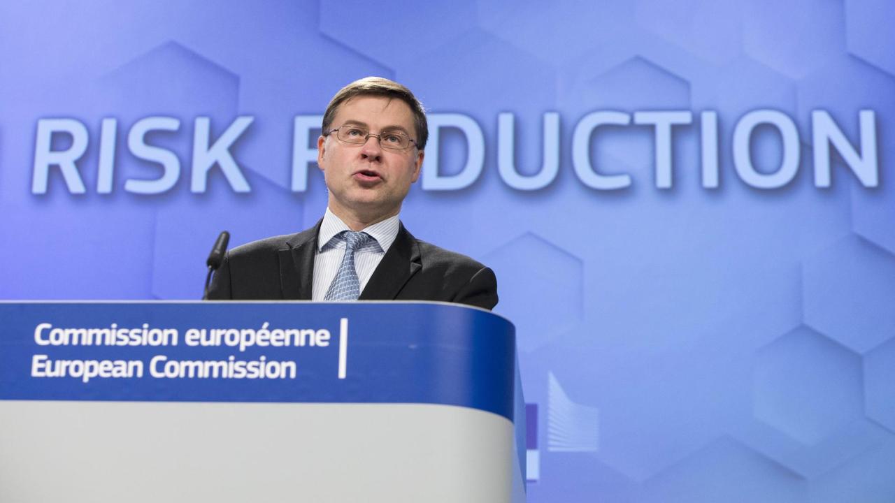 Eurokommissionären Valdis Dombrovskis har pekat på vikten att minska andelen dåliga lån i EU. Arkivbild. 
