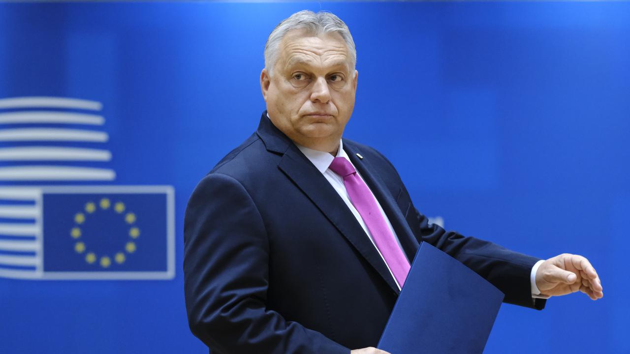 26 EU-länders ledare ska på torsdag försöka övertyga Ungerns premiärminister Viktor Orbán att släppa sitt veto mot unionens Ukrainafond. Arkivbild.