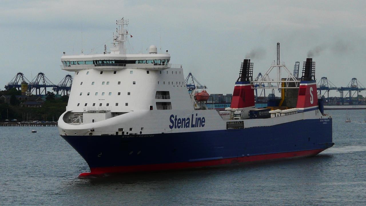 Det nya striktare svavelreglerna för sjöfart måste gälla hela EU. Det gynnar miljö och företag i Sverige, menar skribenterna.