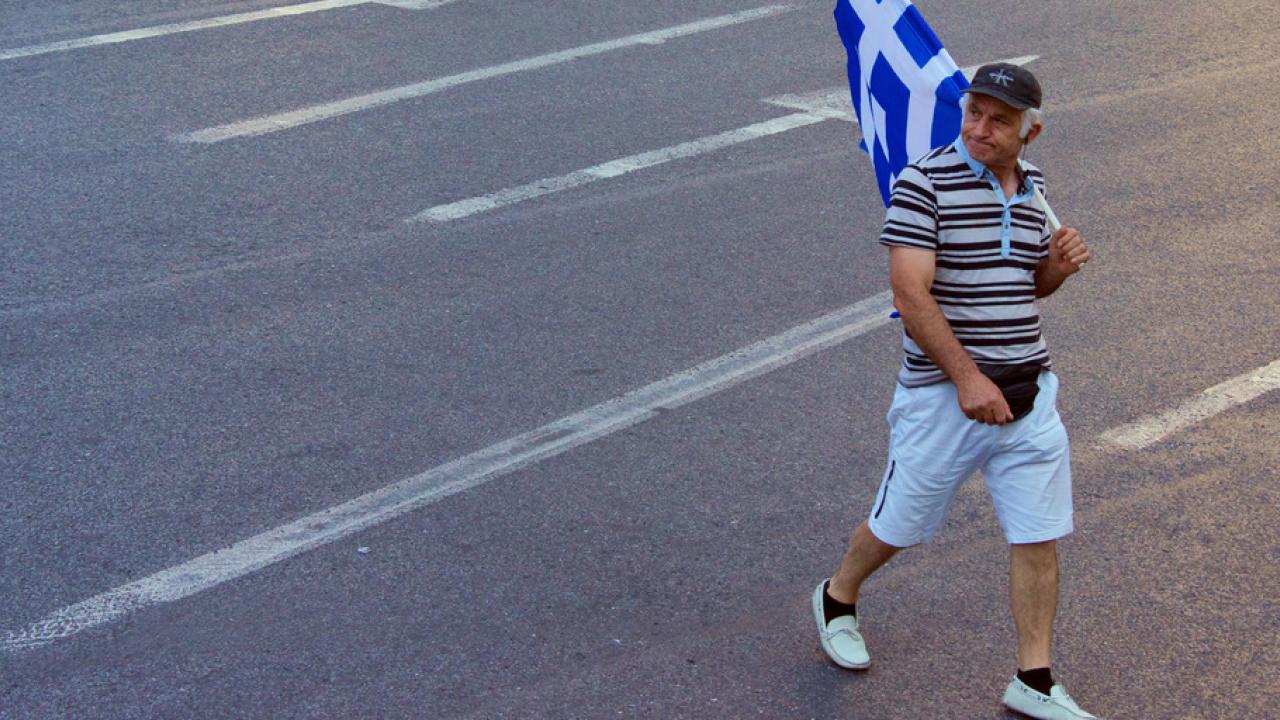 Grekland måste spara mer nästa år enligt den internationella lånetrojkan.