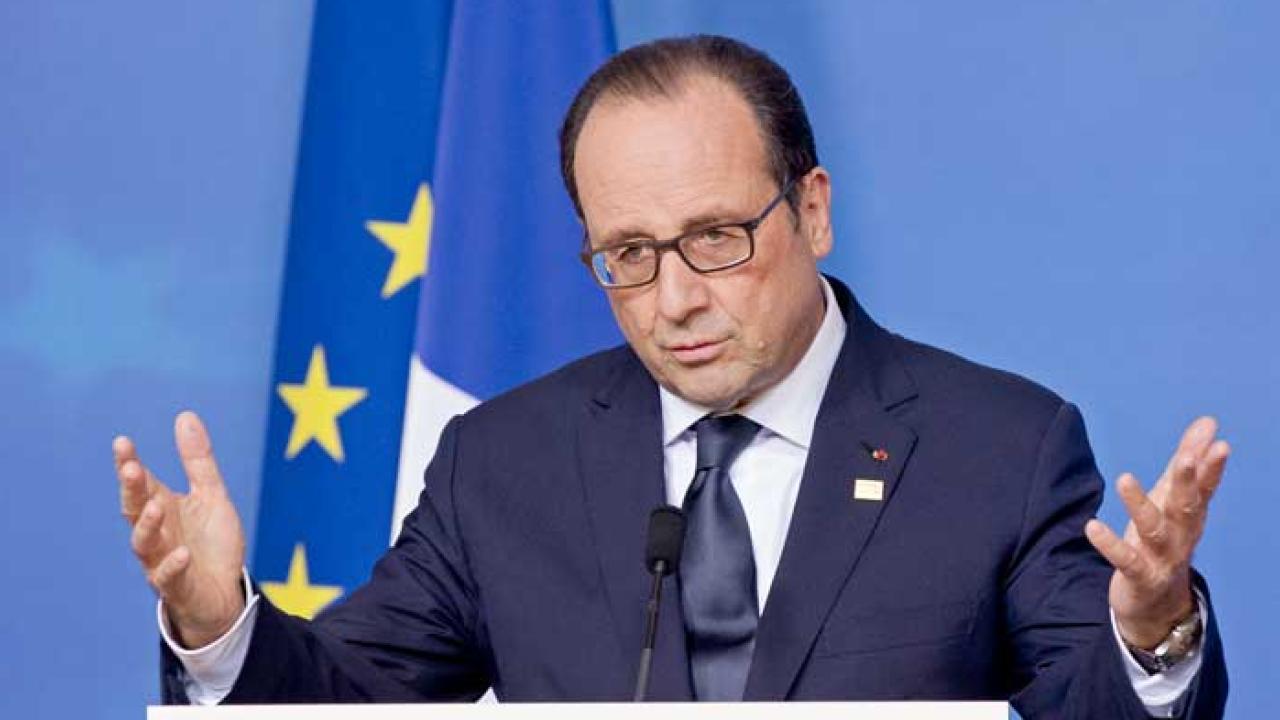 Italien försöker att tillmötesgå EU:s budgetkrav även Frankrike ändrar sin budget.  Frankrikes president Hollande på EU:s toppmöte 23 oktober 2014.