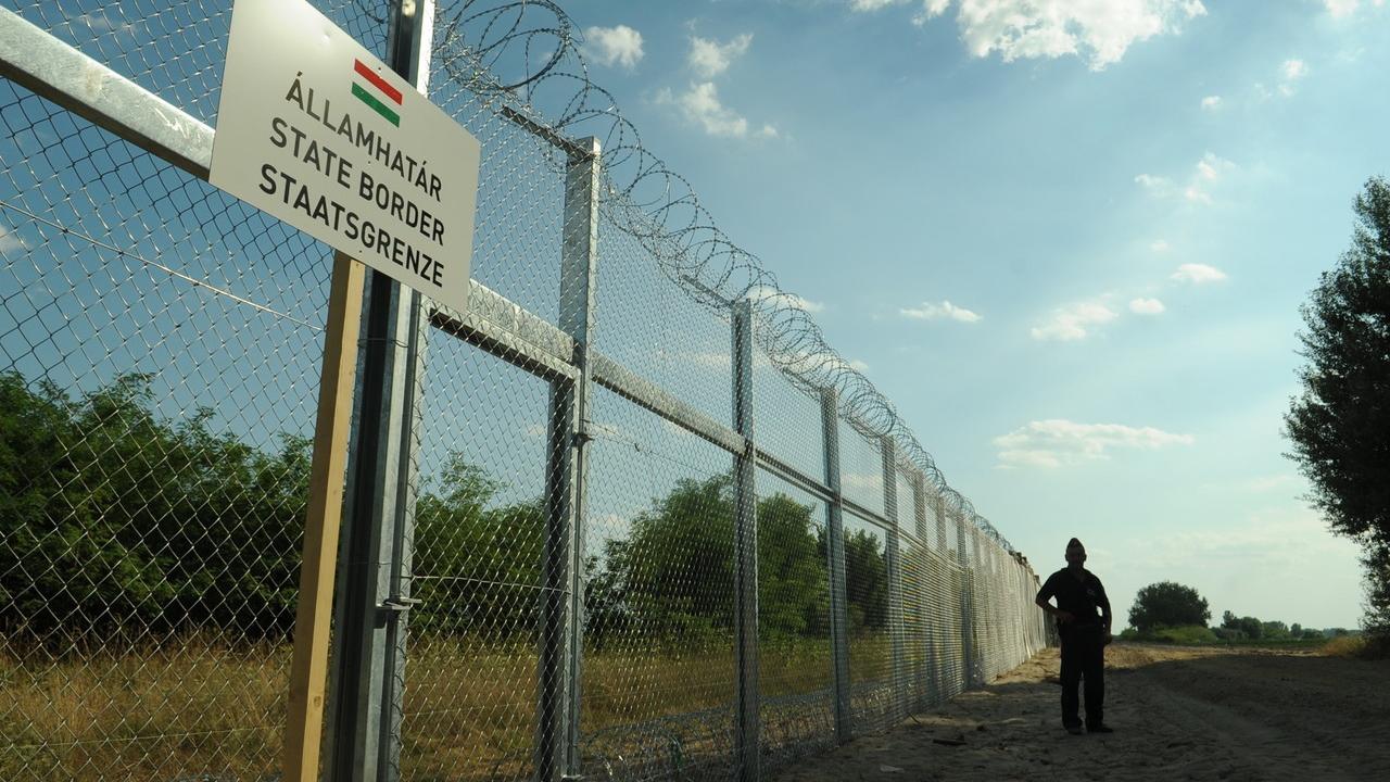 Migranter som väntas på att avvisas i läger vid den ungersk-serbiska gränsen får enligt bland annat FN ingen mat. Arkivbild.