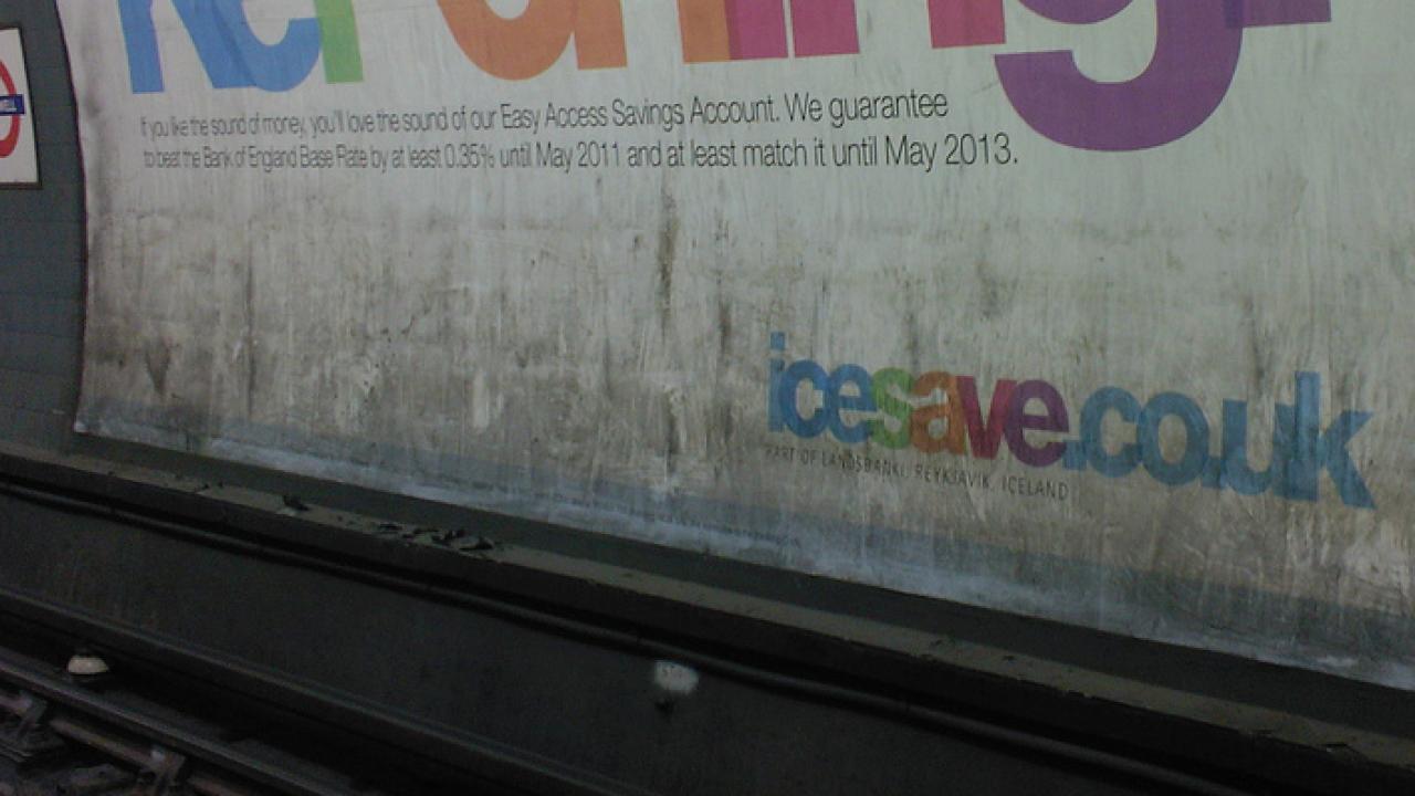 Den isländska internbanken Icesave lockade cirka 350 000 britter och holländare att sätta in sina pengar innan den gick omkull.