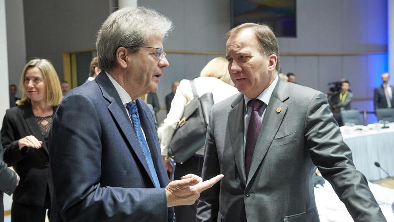 En oroad Stefan Löfven (S) diskuterar med sin italienska kollega Paolo Gentiloni.  