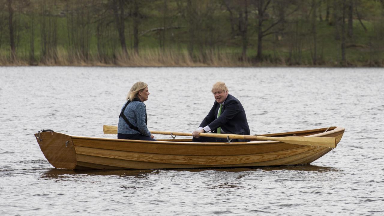 "Vi sitter i samma båt" sade brittiska premiärministern Boris Johnson efter att ha skrivit under en gemensam försvarsdeklaration med statsminister Magdalena Andersson på onsdagen. Här syns de båda regeringscheferna i den traditionella roddturen i Harpsundsekan. 