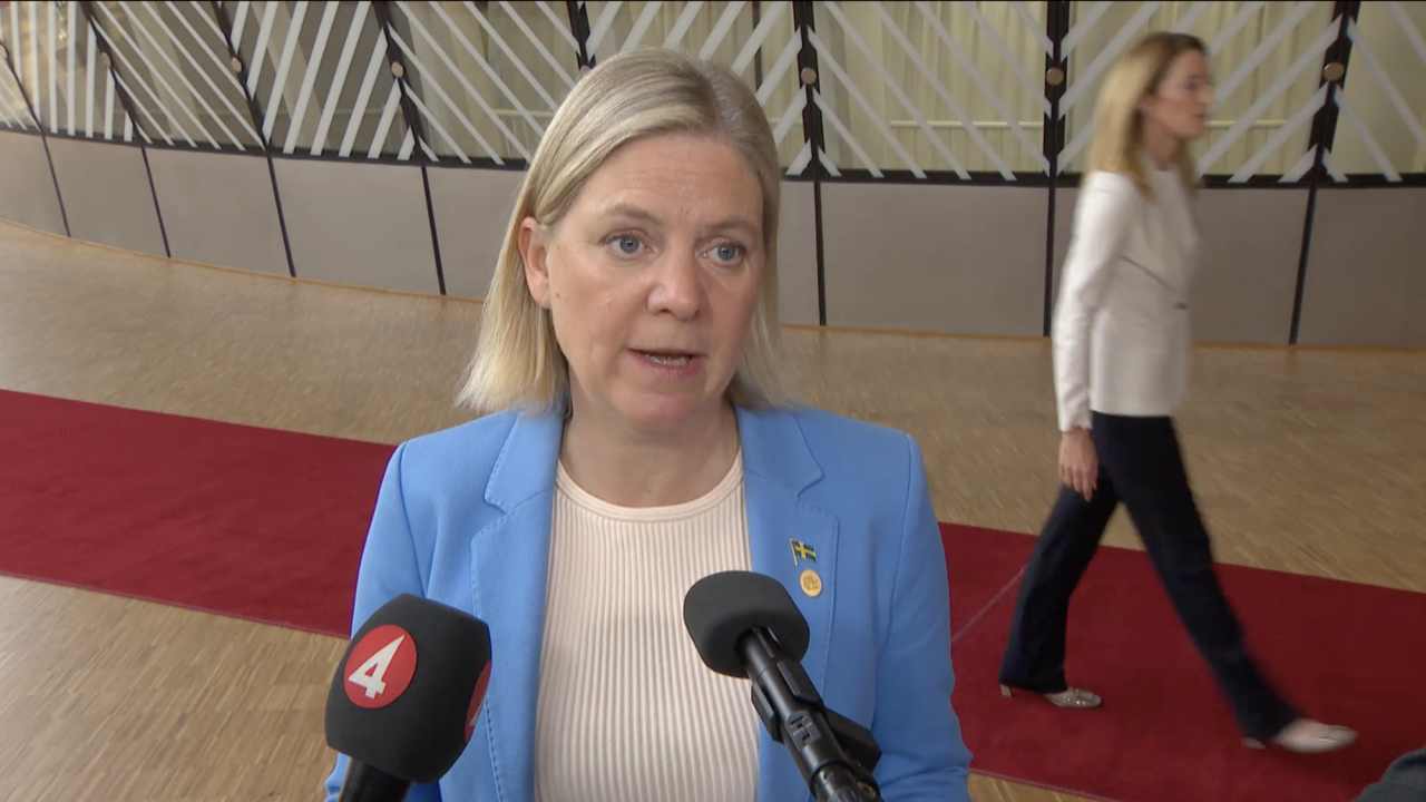 Statsminister Magdalena Andersson (S) på plats i Bryssel inför torsdagens toppmöte – i bakgrunden Roberta Metsola, ordförande för EU-parlamentet som på torsdagen uppmanade EU-ledarna att bevilja Ukraina och Moldavien kandidatlandsstatus.