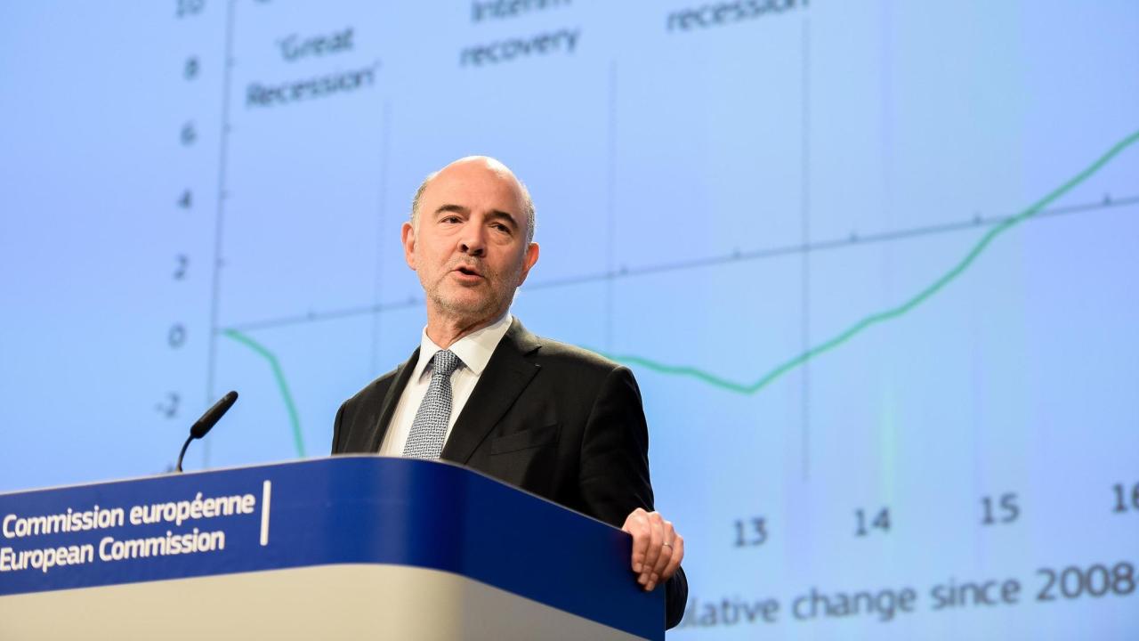 Ekonomikommissionär Pierre Moscovici visade uppåtgående tillväxtkurvor i den nya prognosen. 