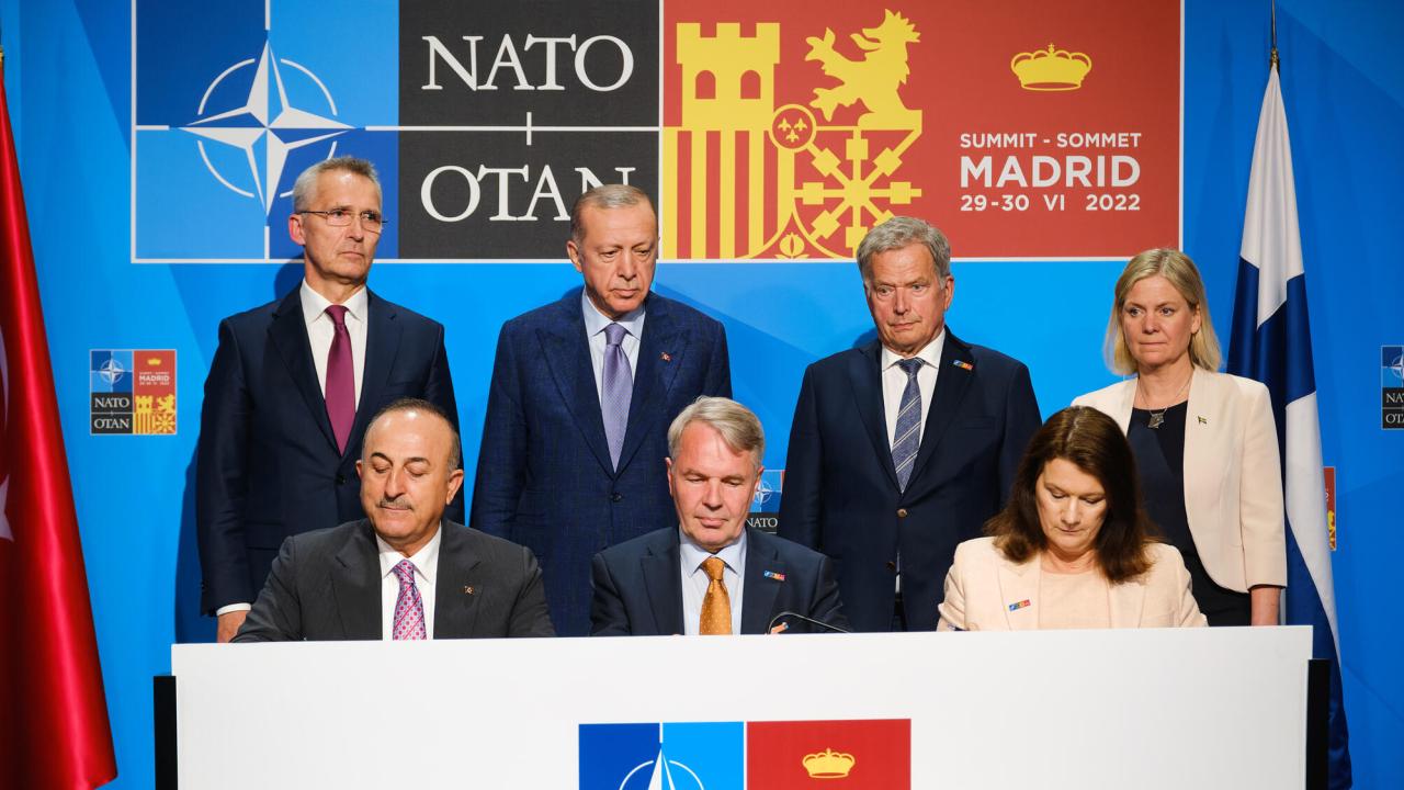 Turkiets, Finlands och Sveriges utrikesministrar signerar avsiktsförklaring kring Sveriges och Finlands Nato-medlemskap.