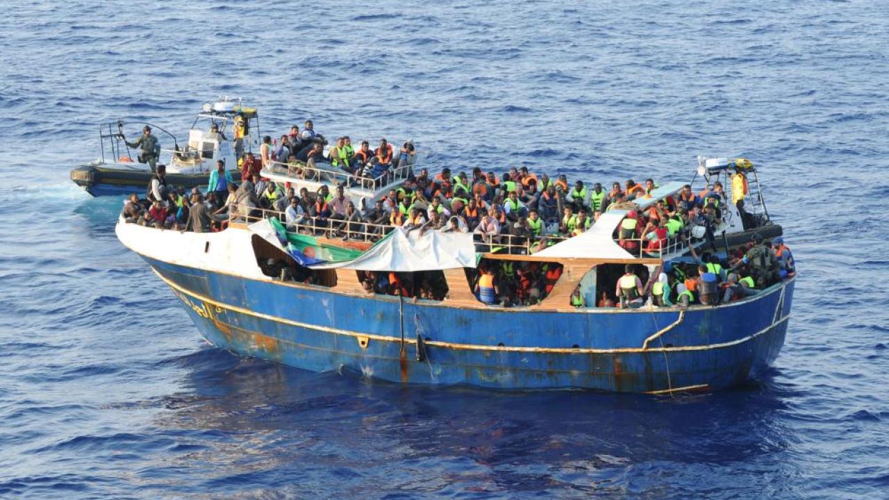 Båt med afrikanska flyktingar och migranter. Arkivbild.