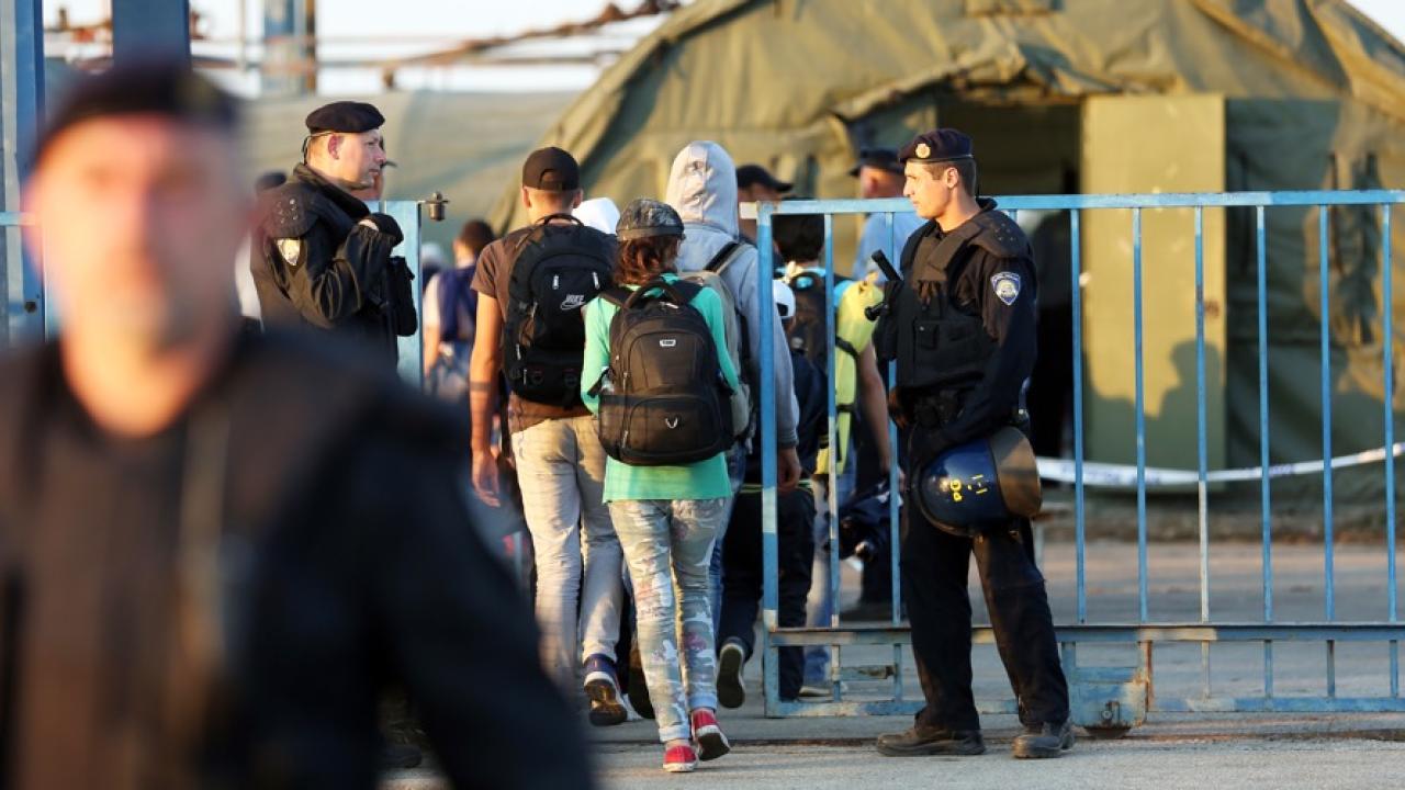 Flyktingar passerar gränsen till Kroatien. Arkivbild.