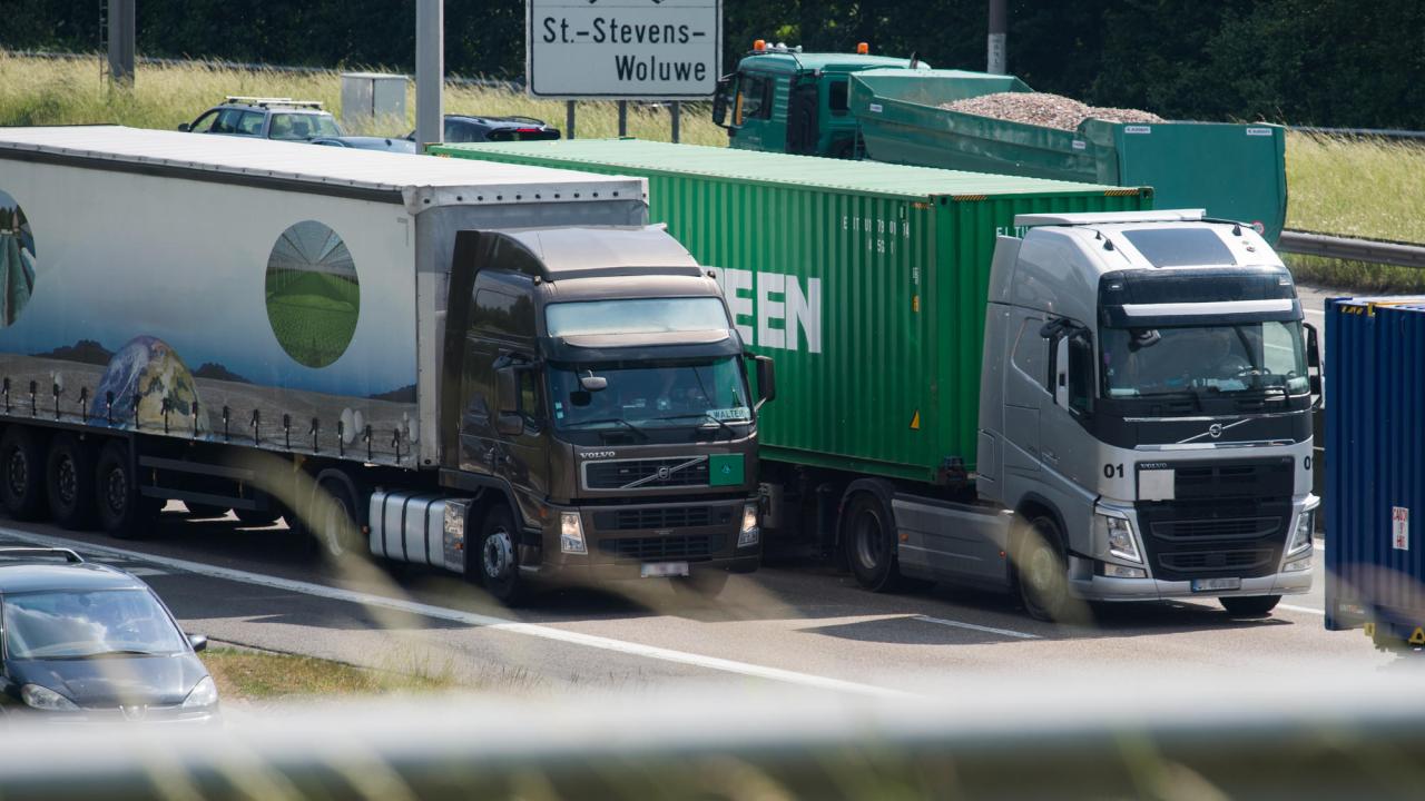 Åtta länder hade klockan 12 på tisdagen informerat kommissionen om att de tänker införa gränskontroller.