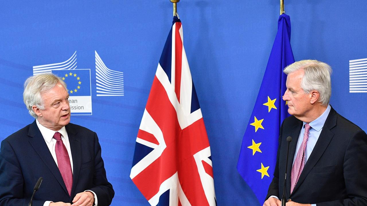 Storbritanniens brexitminister David Davis och EU:s chefsförhandlare Michel Barnier inför måndagens förhandlingar.