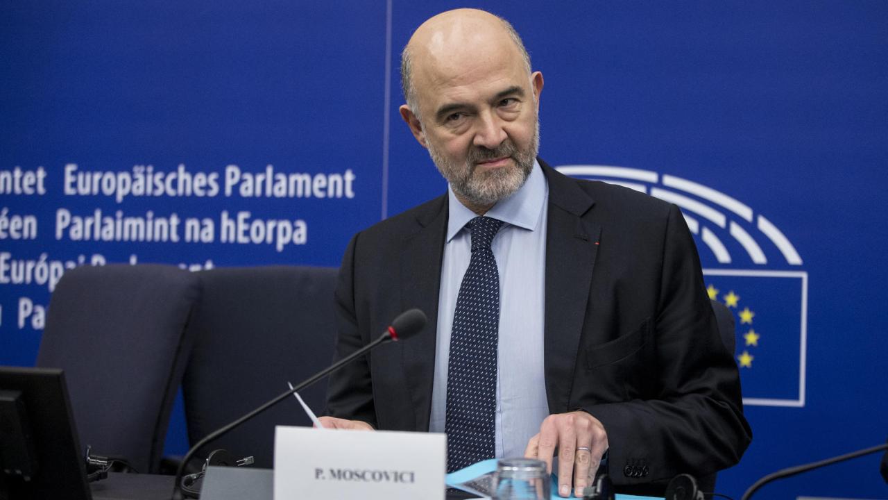 EU-kommissionären Pierre Moscovici presenterar kommissionens förslag om att gradvis införa att skattefrågor ska kunna antas med kvalificerad majoritet i rådet.