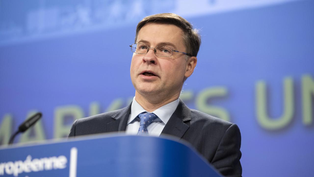 EU-kommissionens vice-ordförande Valdis Dombrovskis presenterar under tisdagen ett nytt krispaket för banker. 