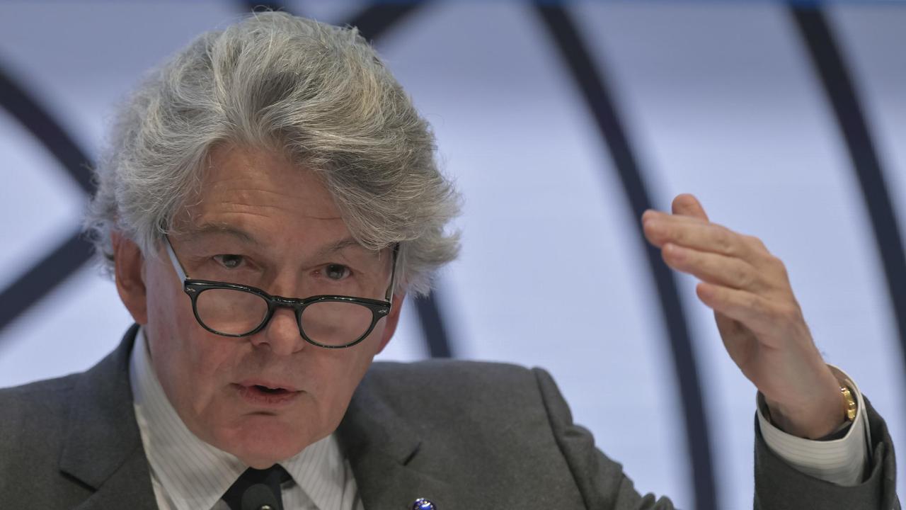 Kommissionär Thierry Breton berättar att vissa företag har behövt flytta sin produktion till Europa för att inte kompromissa hälsoaspekter.