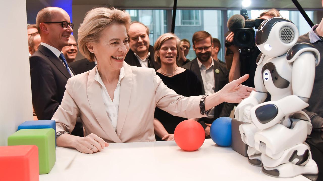 För EU-kommissionens ordförande Ursula von der Leyen är digitalisering och artificiell intelligens några av EU:s största utmaningar och möjligheter. Arkivbild. För EU-kommissionens ordförande Ursula von der Leyen är digitalisering och artificiell intelligens några av EU:s största utmaningar och möjligheter. Arkivbild.