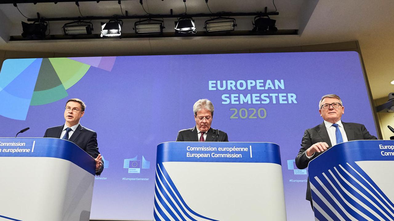 EU-kommissionärerna Valdis Dombrovskis, Paolo Gentiloni och Nicolas Schmit.