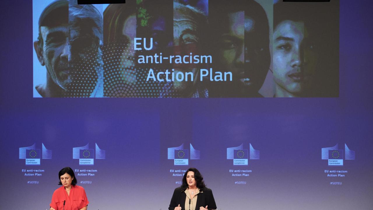 EU-kommissionärer Věra Jourová och Helena Dalli ansvarar för handlingsplanen mot rasism.