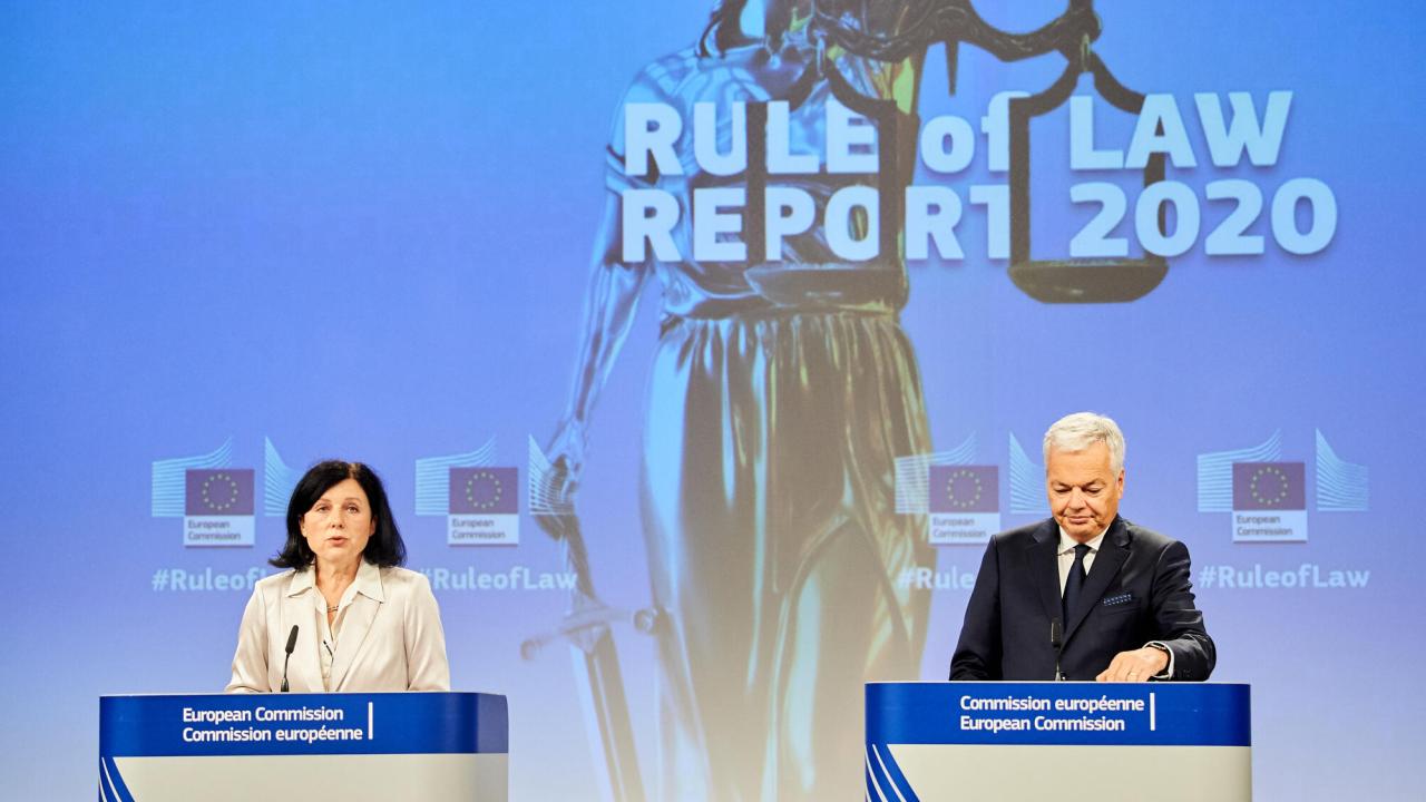 EU-kommissionärer Věra Jourová och Didier Reynders under onsdagens presskonferens.  EU-kommissionärer Věra Jourová och Didier Reynders under onsdagens presskonferens.