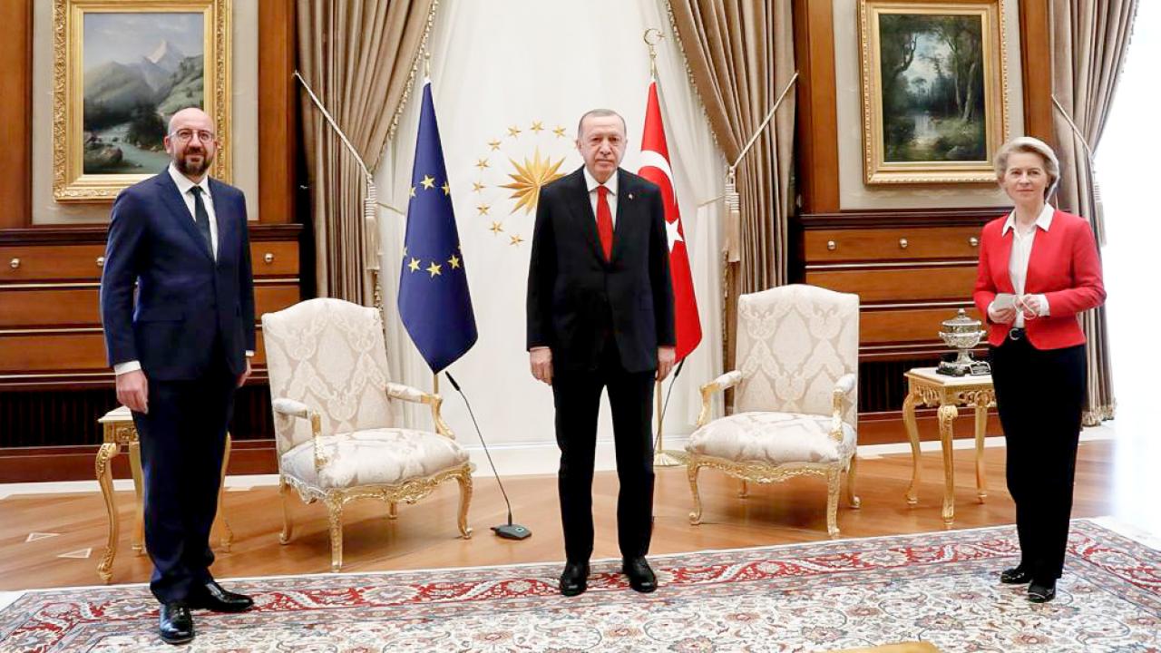 Europeiska rådets ordförande Charles Michel, Turkiets president Recep Tayyip Erdoğan och EU-kommissionens ordförande Ursula von der Leyen. Observera att det bara finns två stolar bredvid varandra. EU-kommissionens ordförande fick sitta i en soffa på sidan.