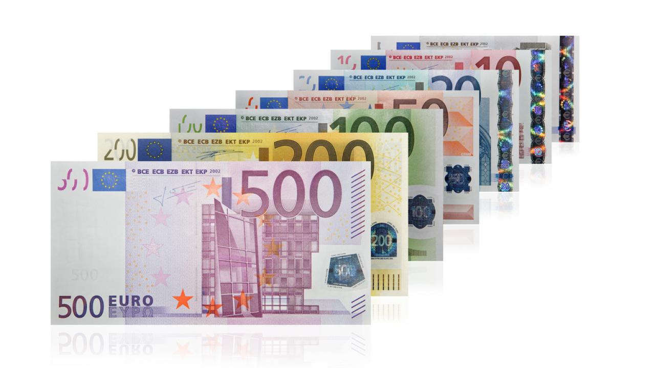Cirka 9000 miljarder kronor försvinner varje år i EU på grund av skattefusk.