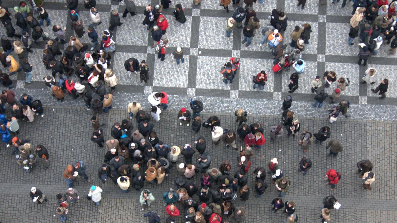Folk på Staroměstské náměstí i centrala Prag. Arkivbild.