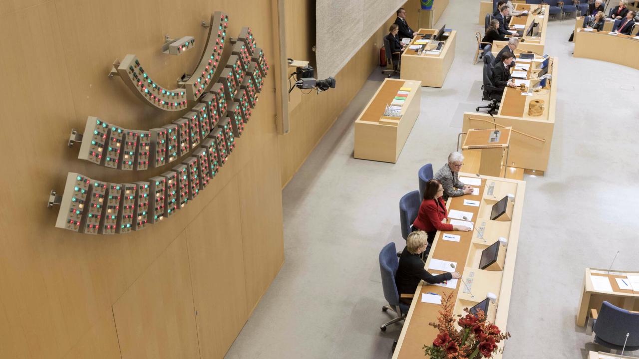 Onsdagen den 16 mars 2022 ska riksdagen rösta om utrikesutskottets förslag om hur regeringen bör agera i olika säkerhetspolitiska frågor. 