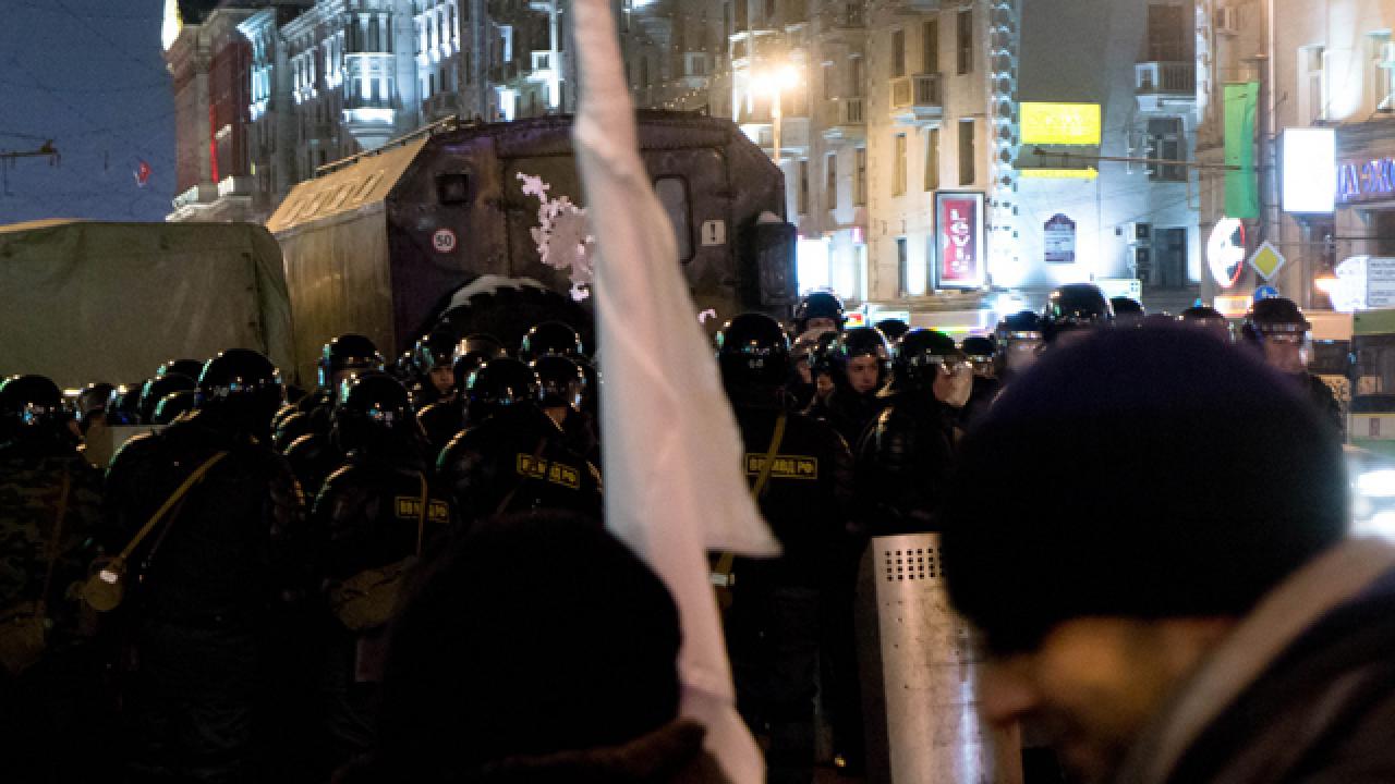 Polisen möter demonstranterna i Moskva efter Vladimir Putins valseger.