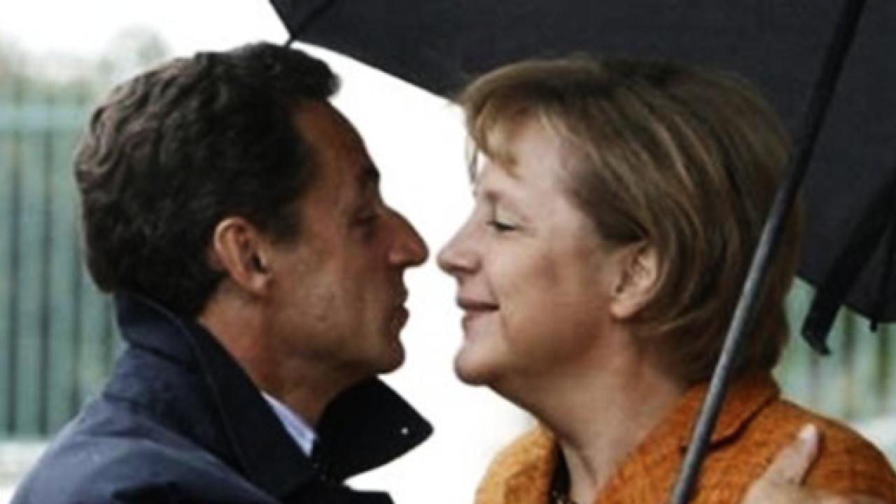Nicolas Sarkozy och Angela Merkel riskerar att dra isär EU, menar kritikerna.