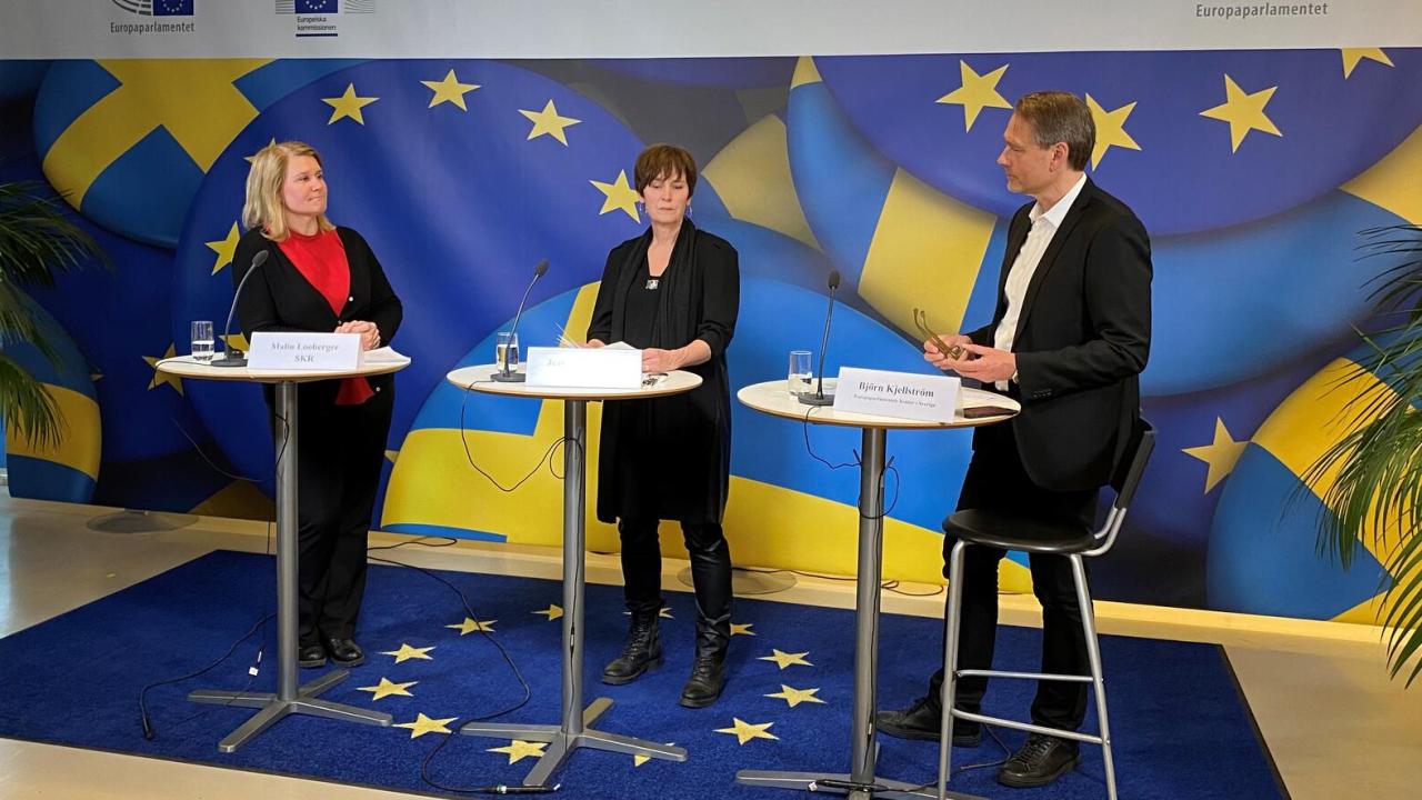 Malin Looberger, EU-samordnare, och Jeanette Grenfors, arbetsrättsjurist och expert på SKR samtalar om SKR:s EU-prioriteringar med Björn Kjällström på Europaparlamentets kontor i Sverige. Malin Looberger, EU-samordnare, och Jeanette Grenfors, arbetsrättsjurist och expert på SKR samtalar om SKR:s EU-prioriteringar med Björn Kjällström på Europaparlamentets kontor i Sverige.