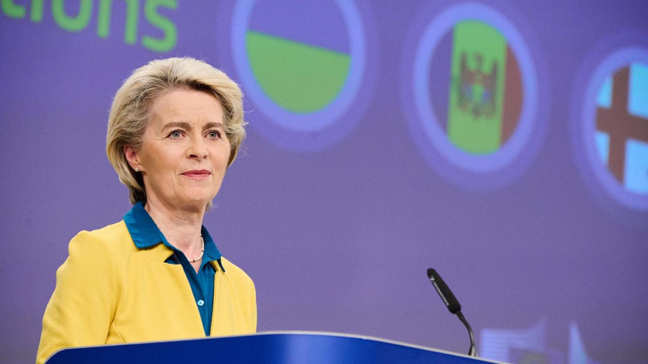 EU-kommissionens rekommenderar att Ukraina och Moldavien ges kandidatstatus till EU, meddelade dess ordförande Ursula von der Leyen på fredagen. 