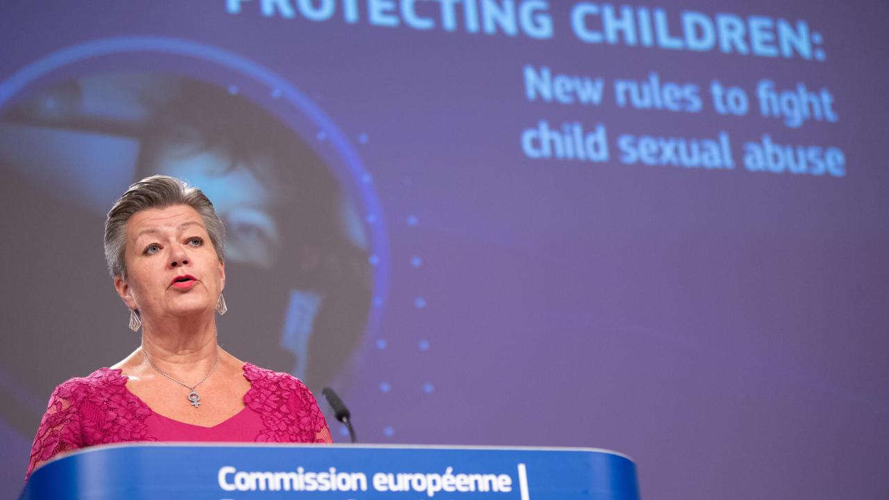 EU-kommissionär Ylva Johansson presenterade på onsdagen förslag för att skydda barn från övergrepp på nätet. 