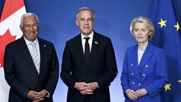 EU representeras av Europeiska rådets ordförande António Costa och EU-kommissionens ordförande Ursula von der Leyen på toppmötet. I mitten Kanadas premiärminister Mark Carney. Arkivbild.